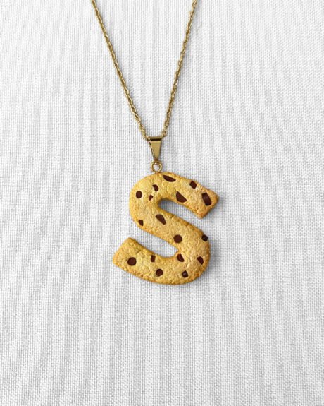 Collar inicial galleta chocochip