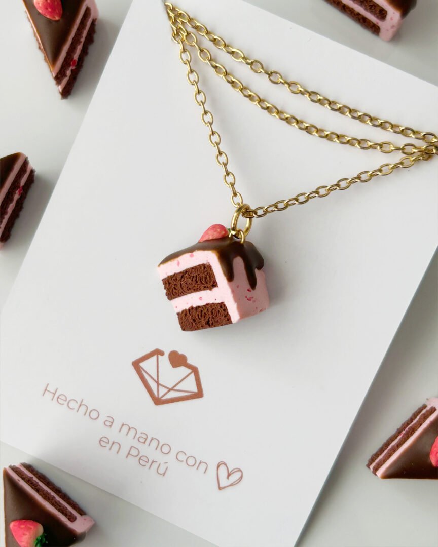 Collar torta de chocolate y fresa